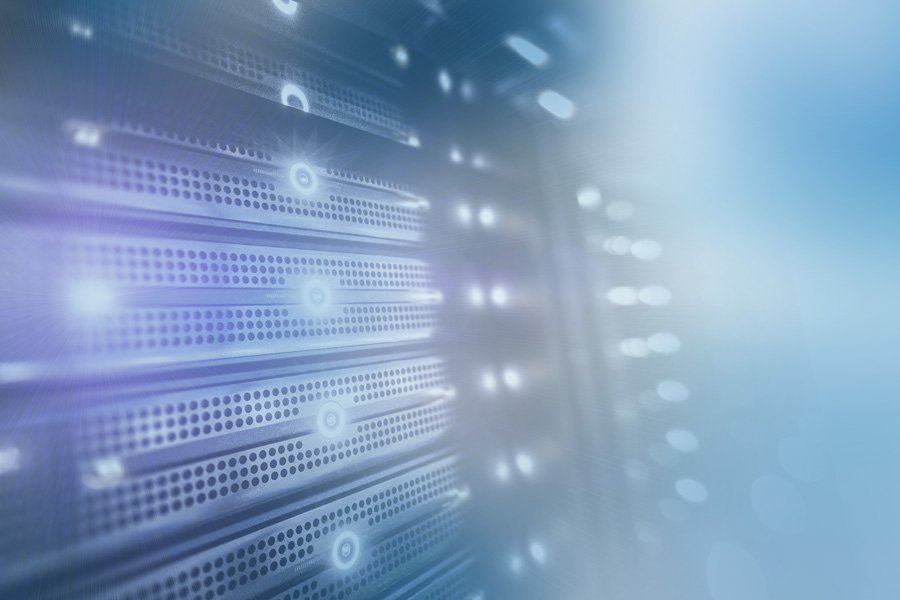 Benutzer betrachtet Content auf Bildschirm